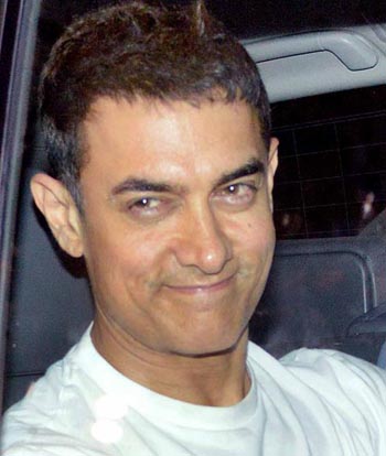 Aamir Khan is back from Hajj pilgrimage, view pics!